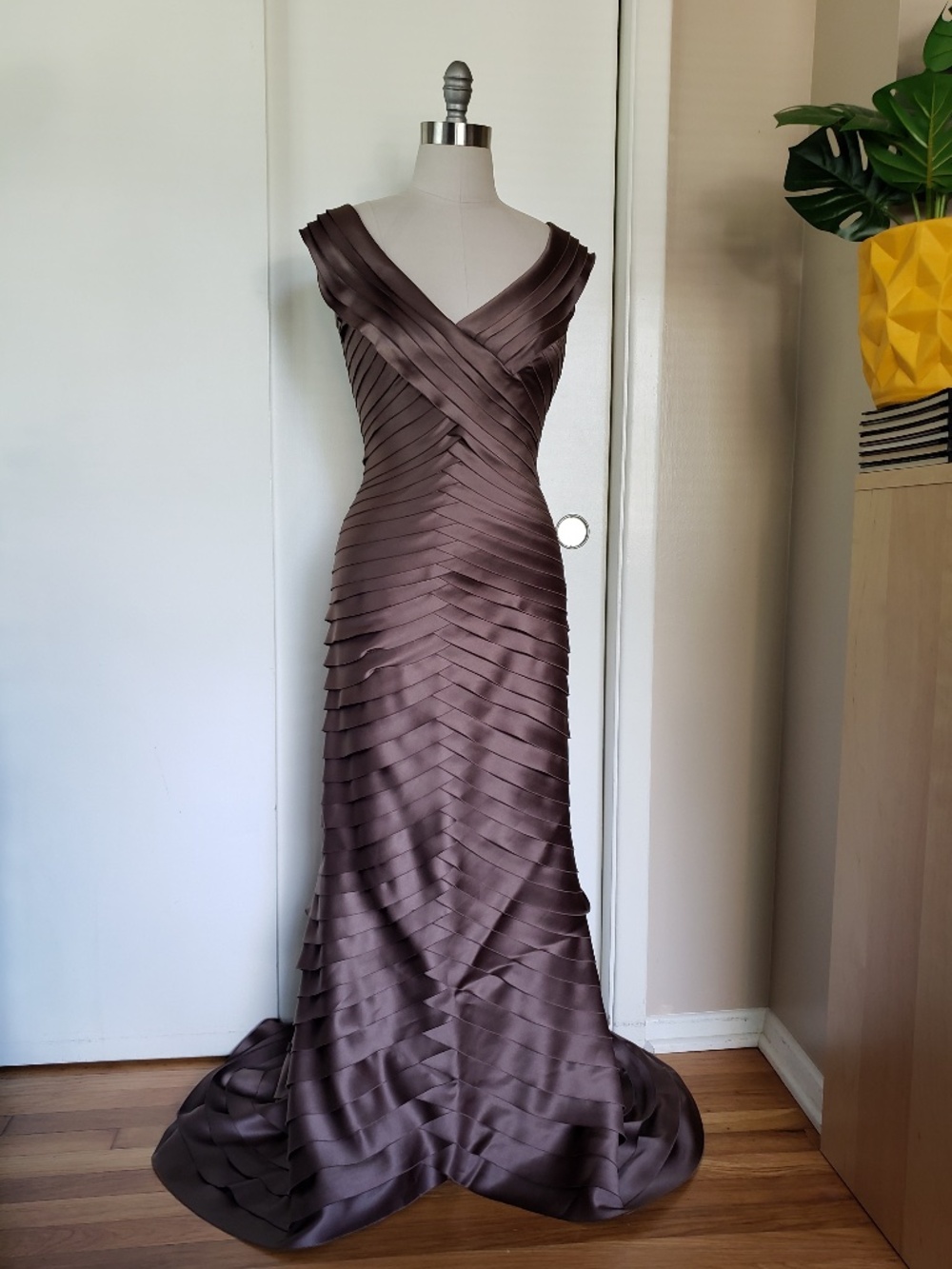 Stunning Tadashi Shoji Tiered Satin Gown Size 4